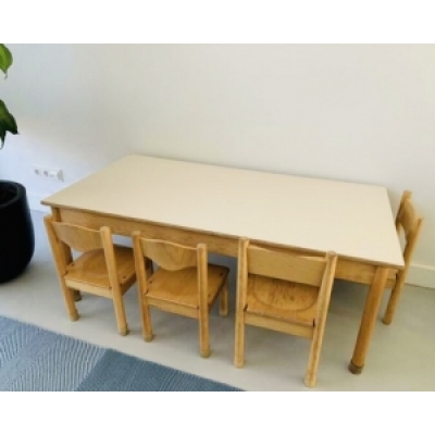 Grote vintage Schilte kindertafel nr 14 Grote vintage Schilte kindertafel nr 14